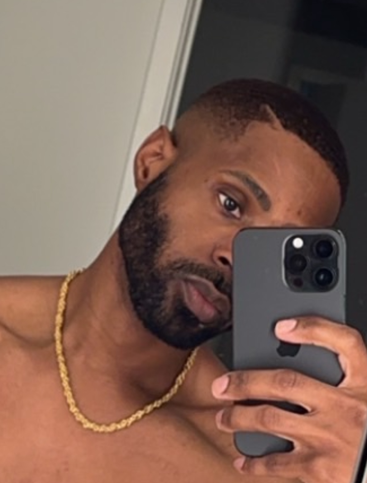 Tinder profile picture for @reshon