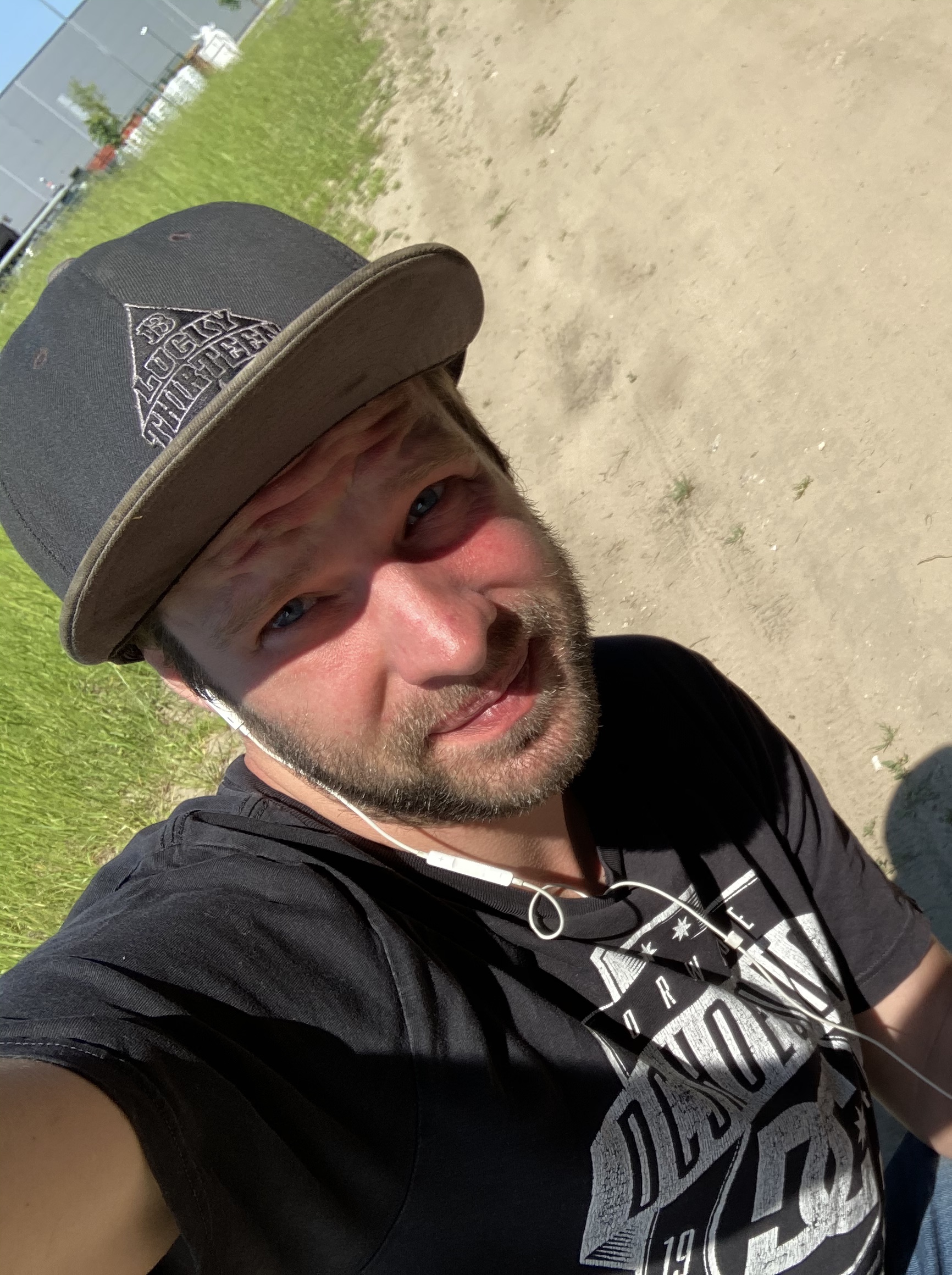 Tinder profile picture for @kl