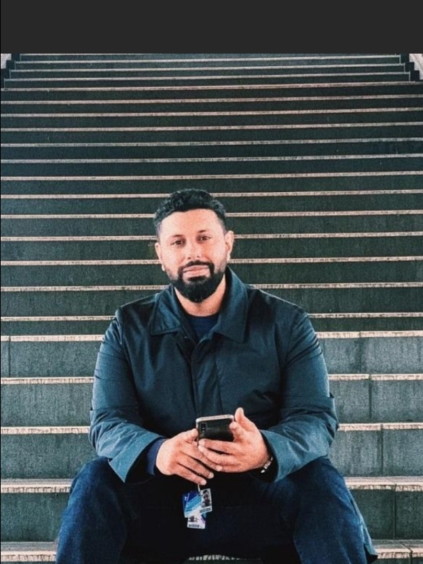 Tinder profile picture for @gateway