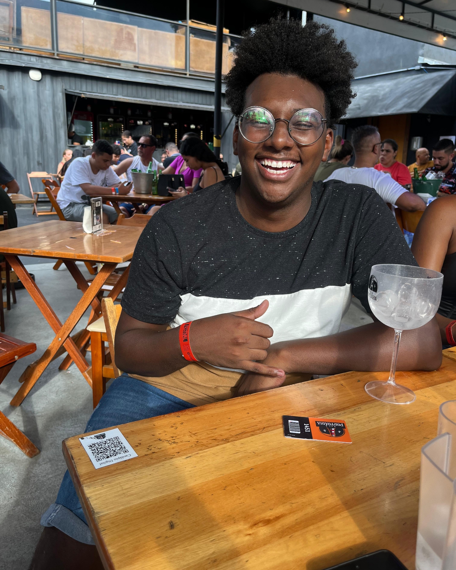 Tinder profile picture for @bombs