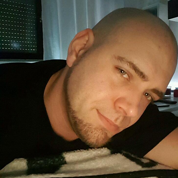 Tinder profile picture for @knowi