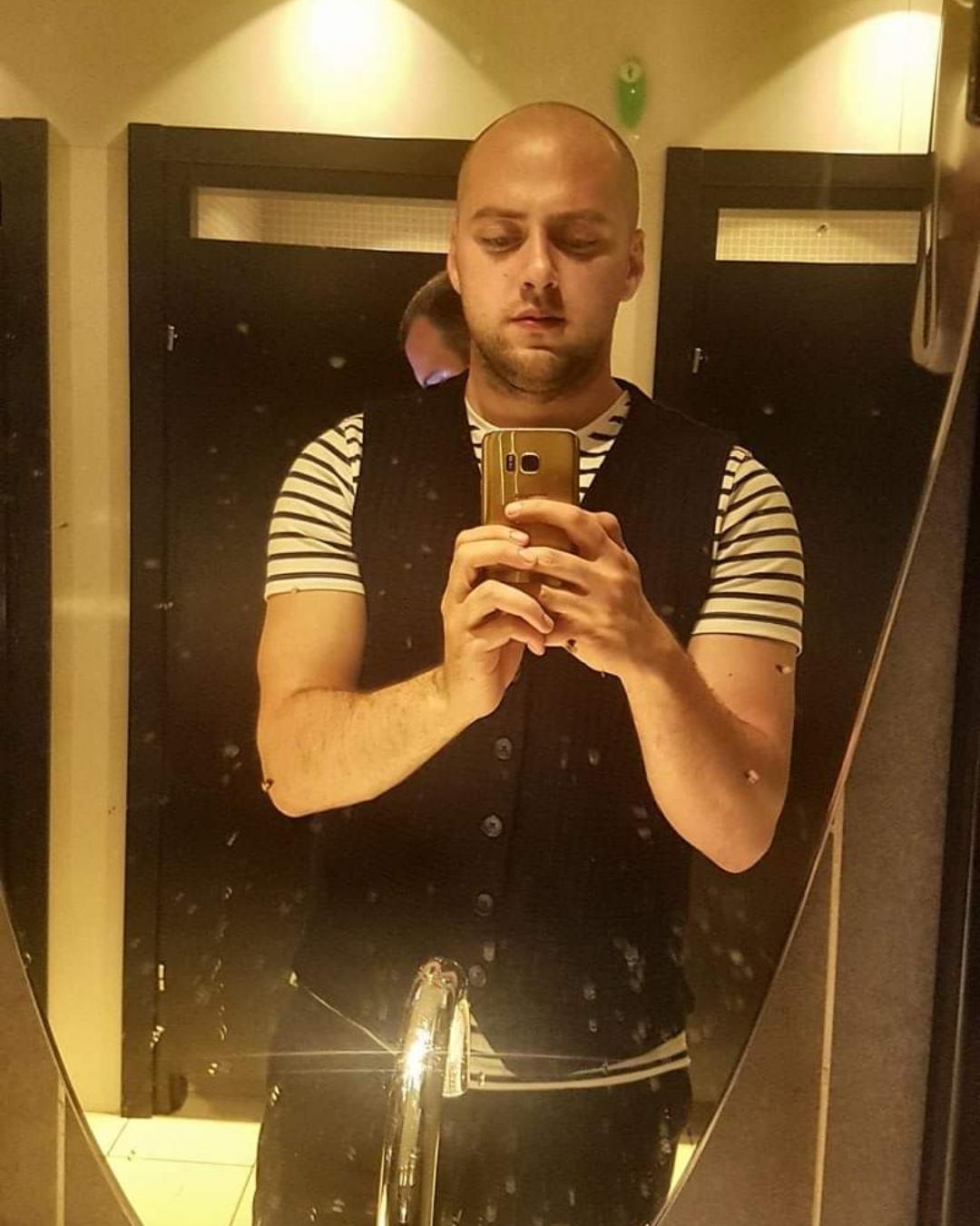 Tinder profile picture for @meskhi