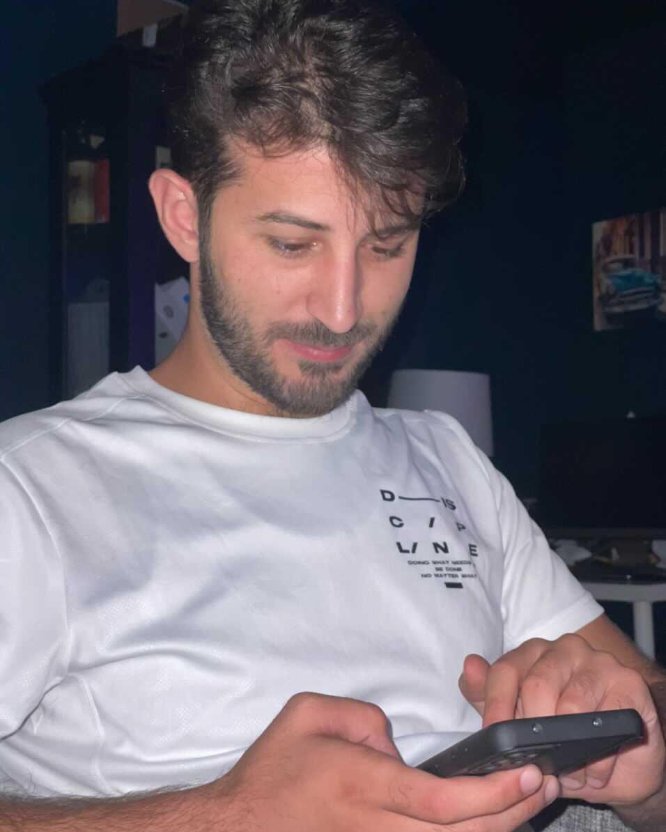 Tinder profile picture for @hroub
