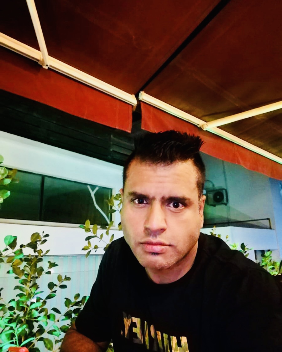 Tinder profile picture for @deeds