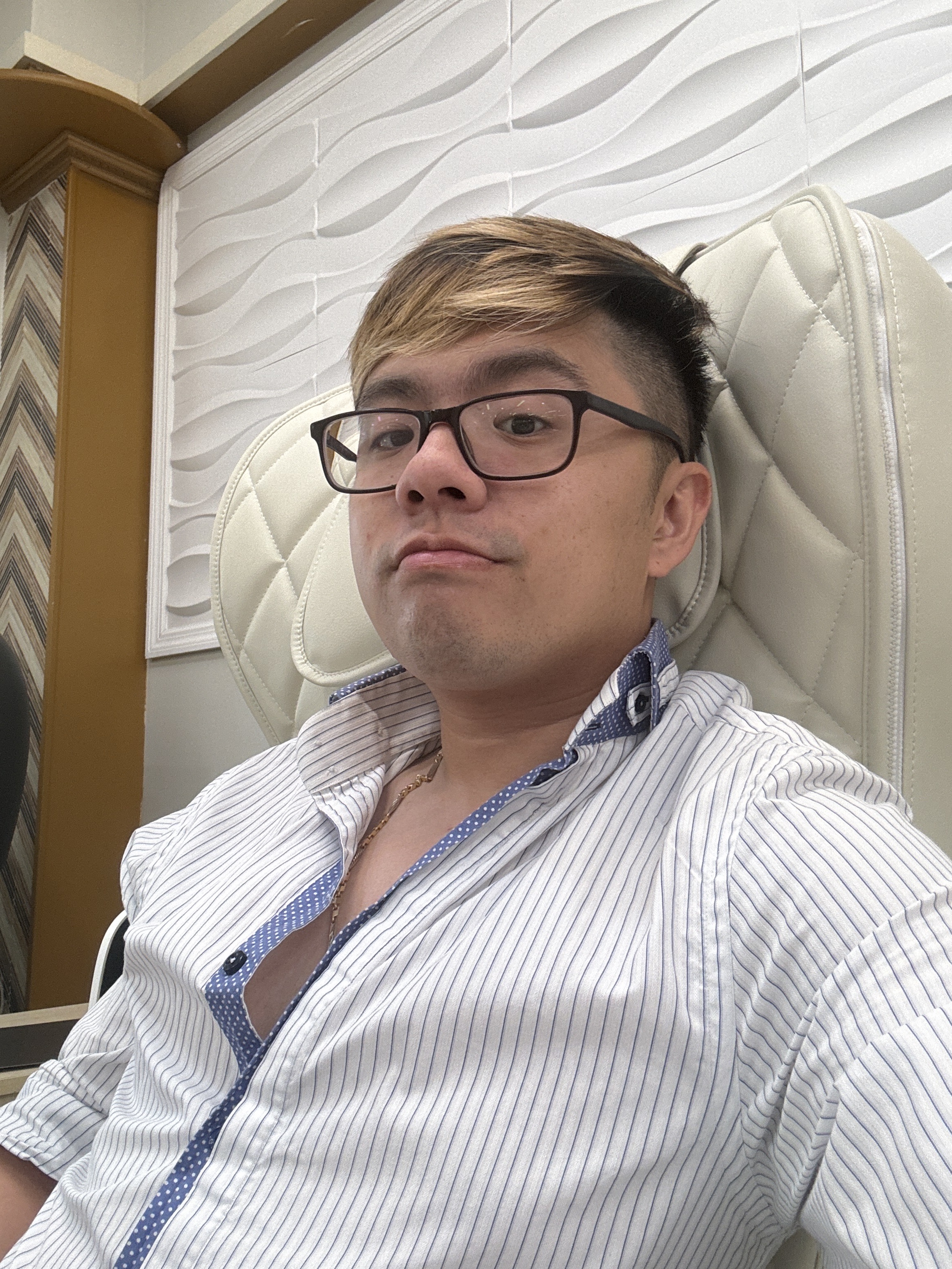 Tinder profile picture for @rumour