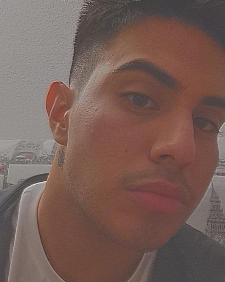 Tinder profile picture for @sleyder