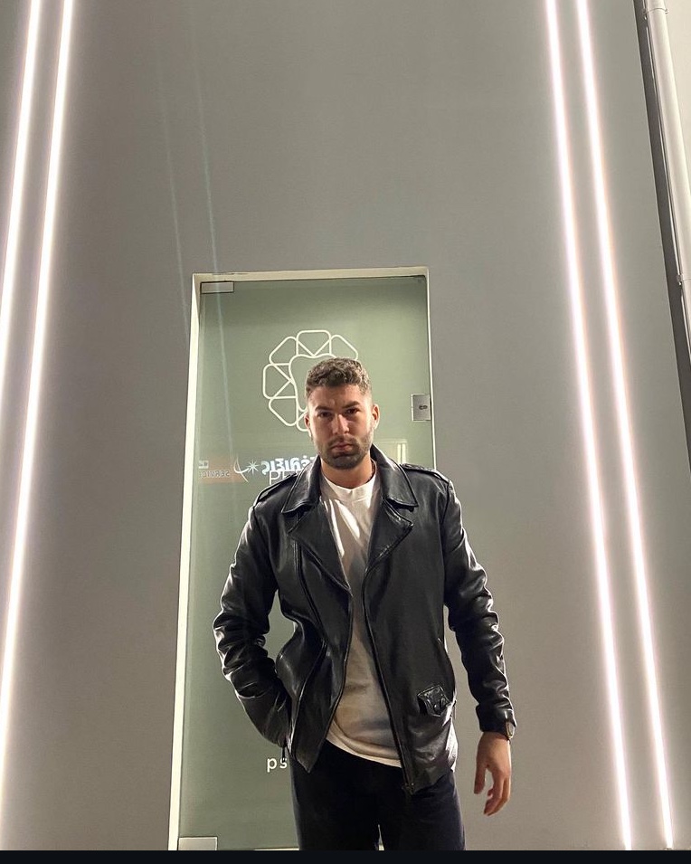 Tinder profile picture for @harris