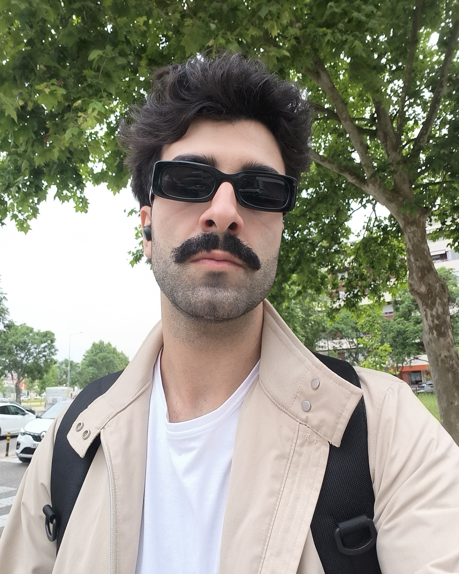 Tinder profile picture for @folhas
