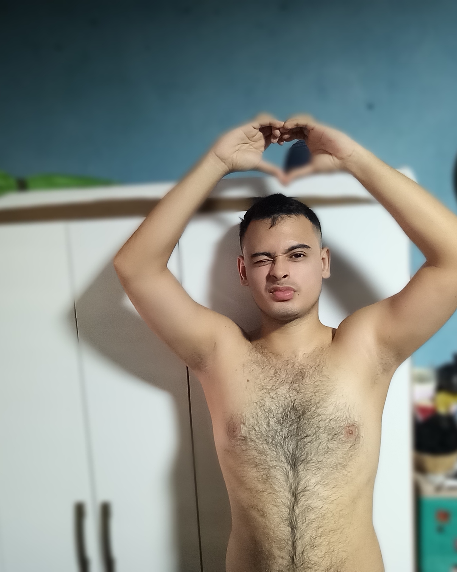 Tinder profile picture for @leoleou