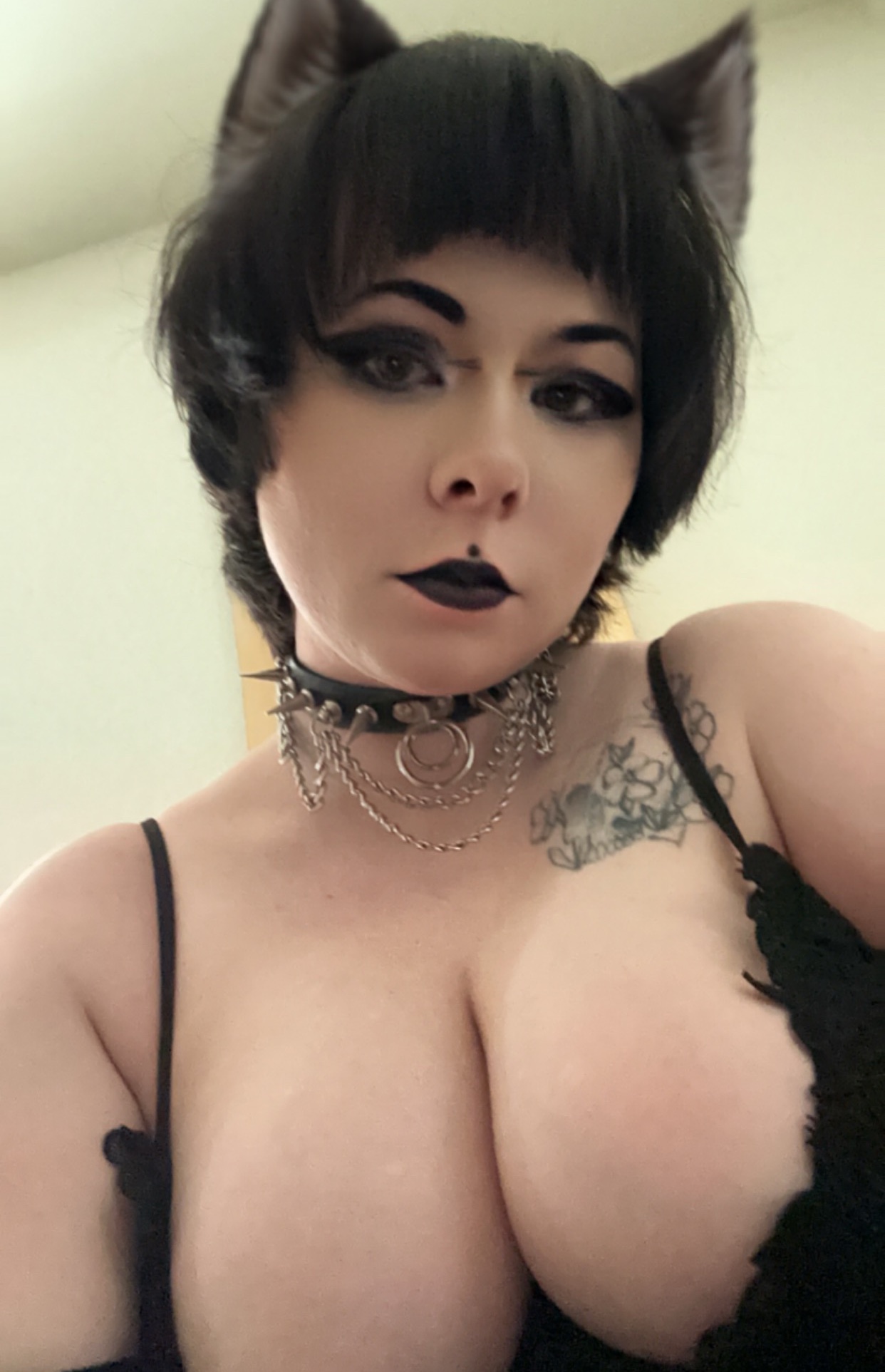 Tinder profile picture for @ghosts