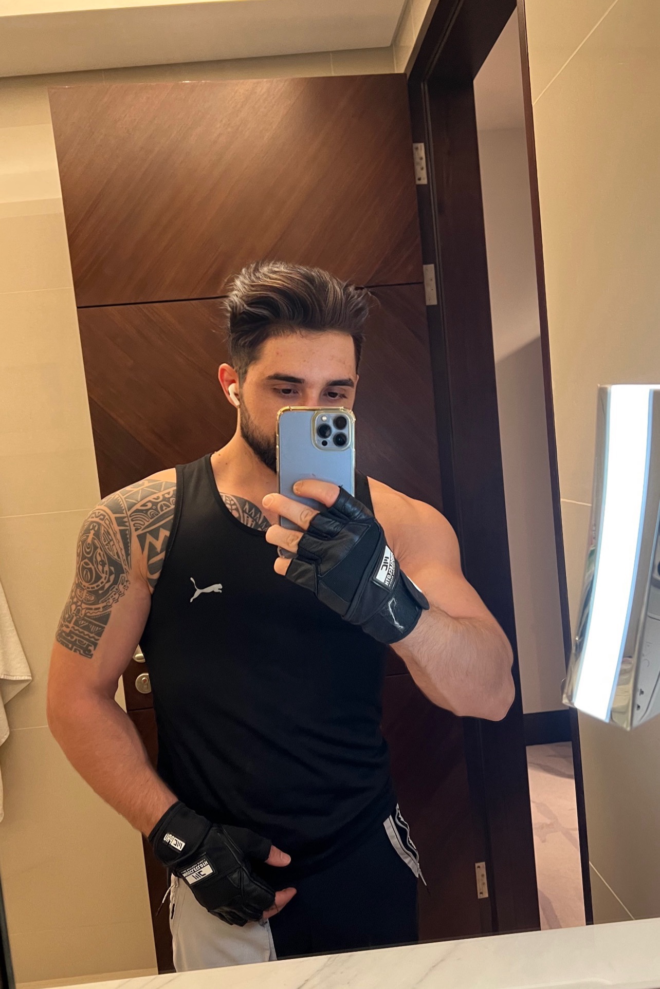 Tinder profile picture for @eymenn