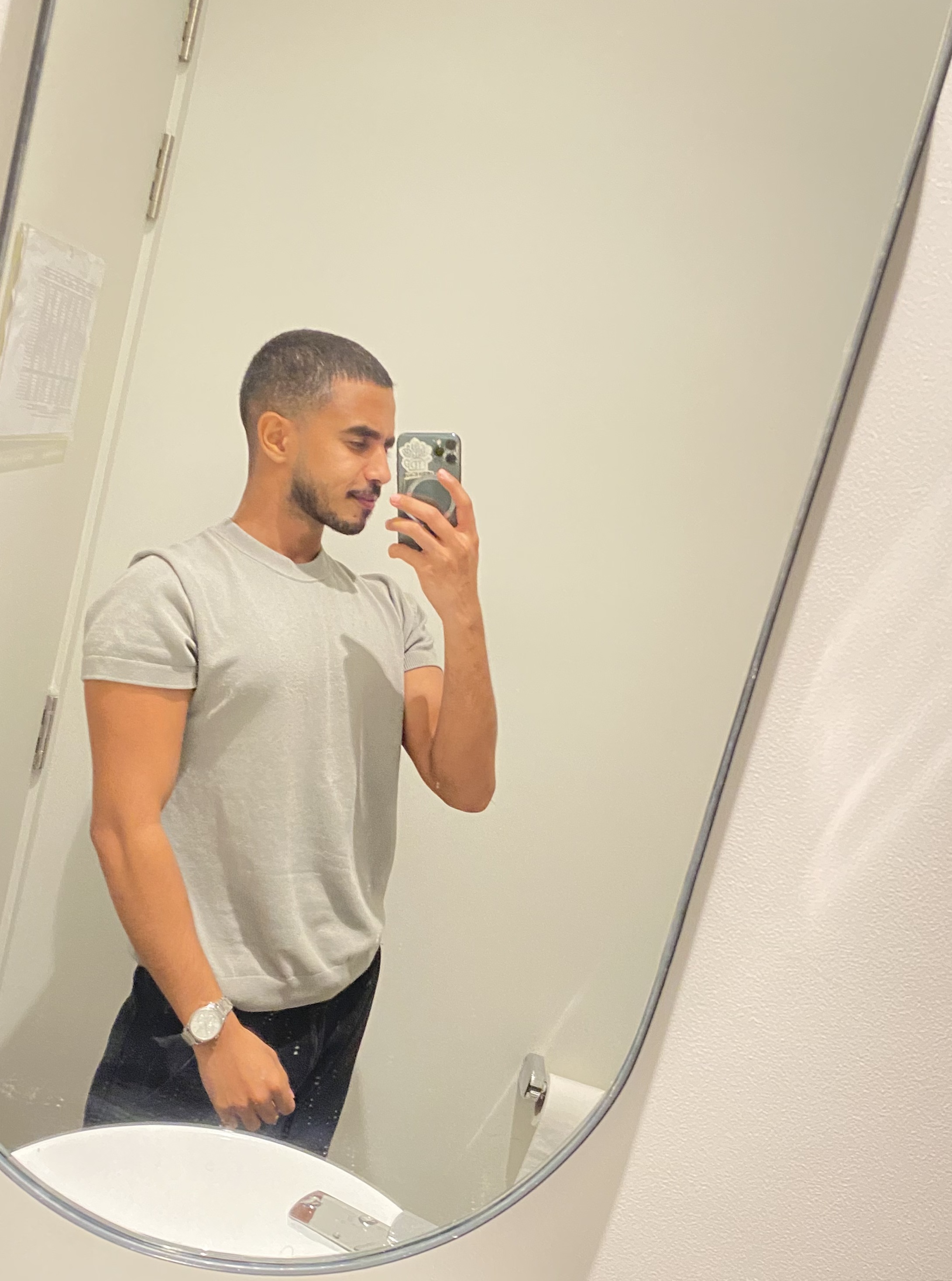 Tinder profile picture for @tu2