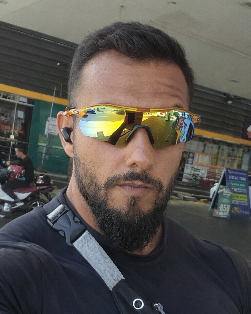 Tinder profile picture for @leodecio