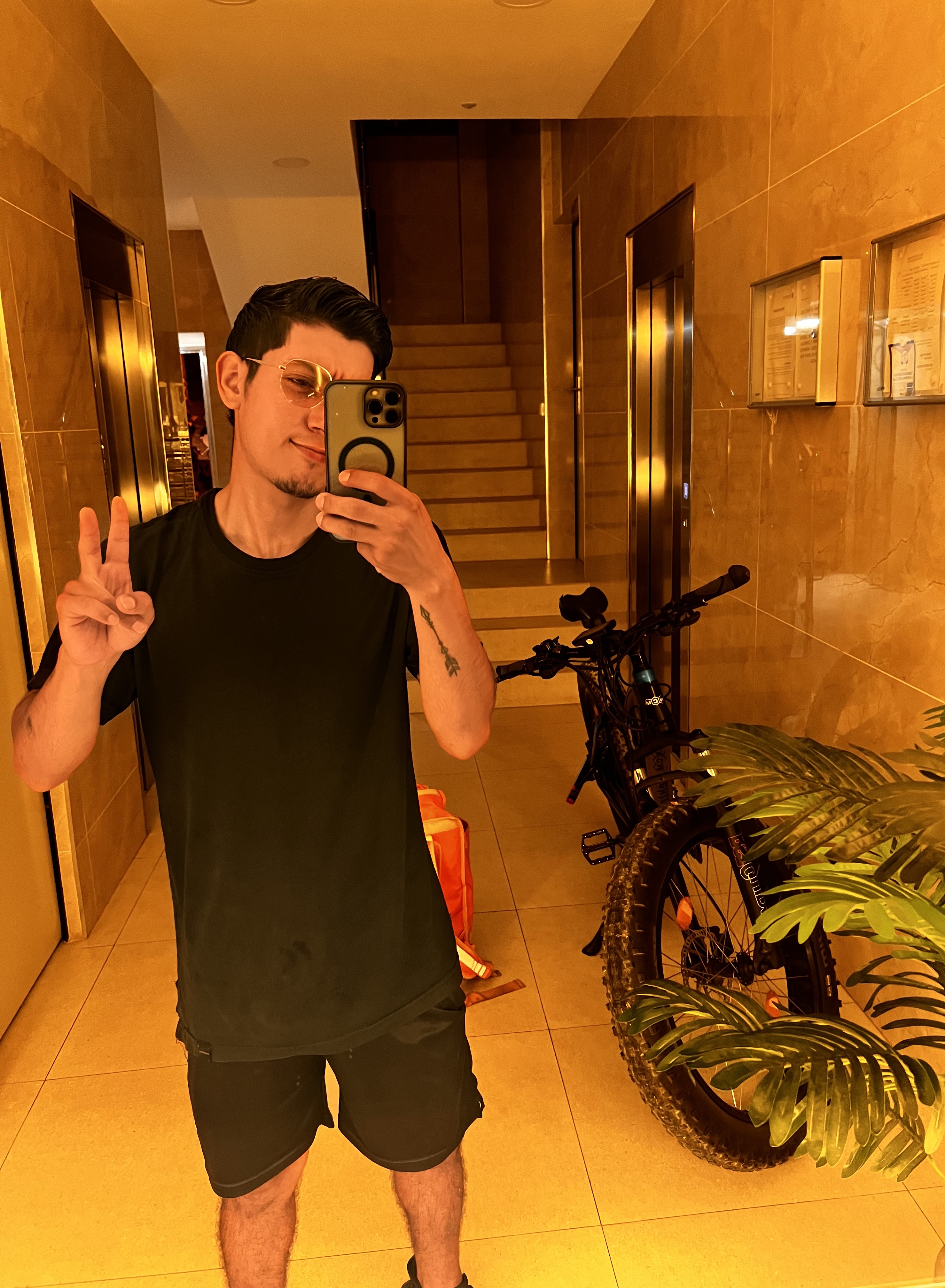 Tinder profile picture for @robertjr