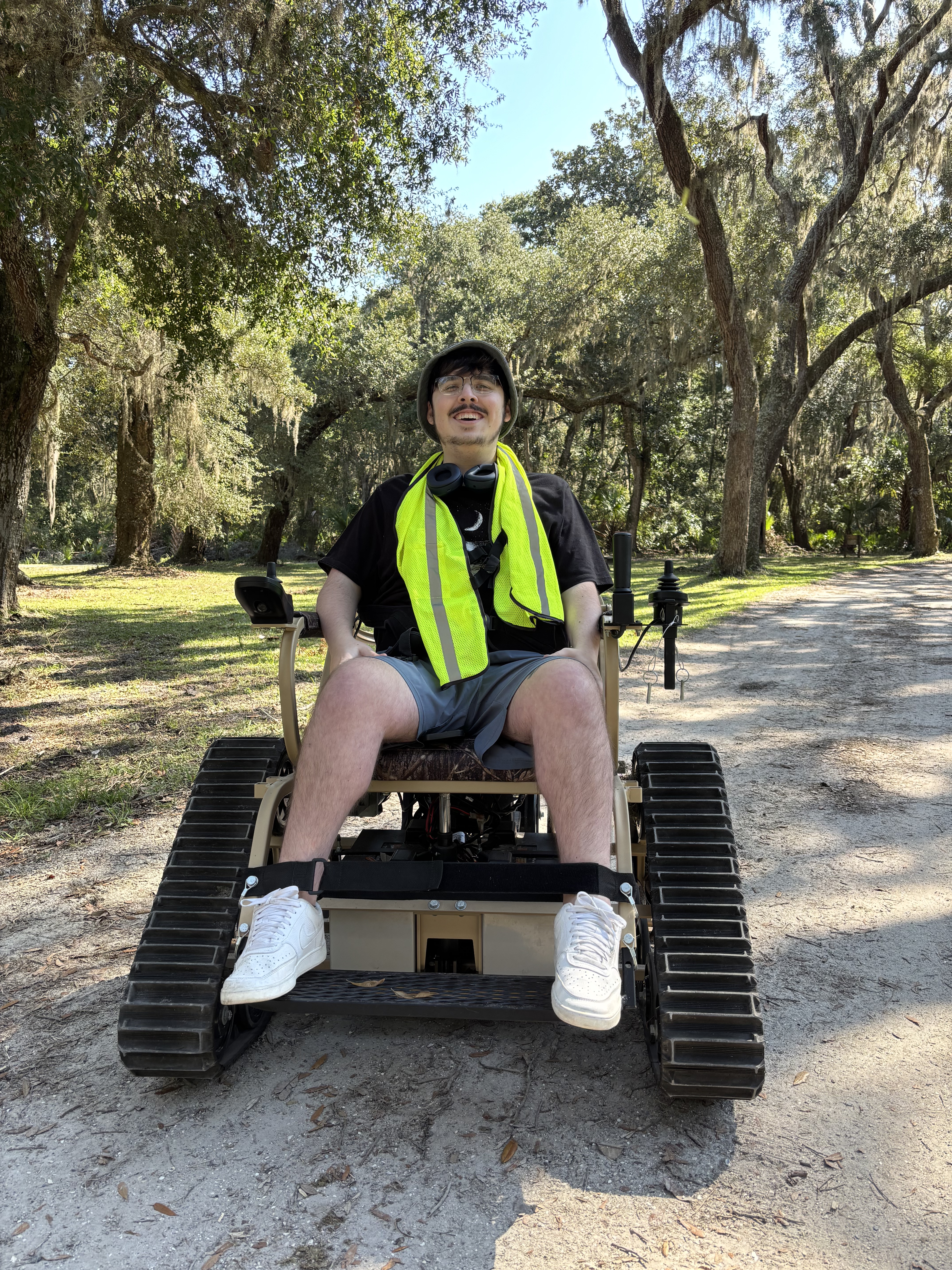 Tinder profile picture for @couch