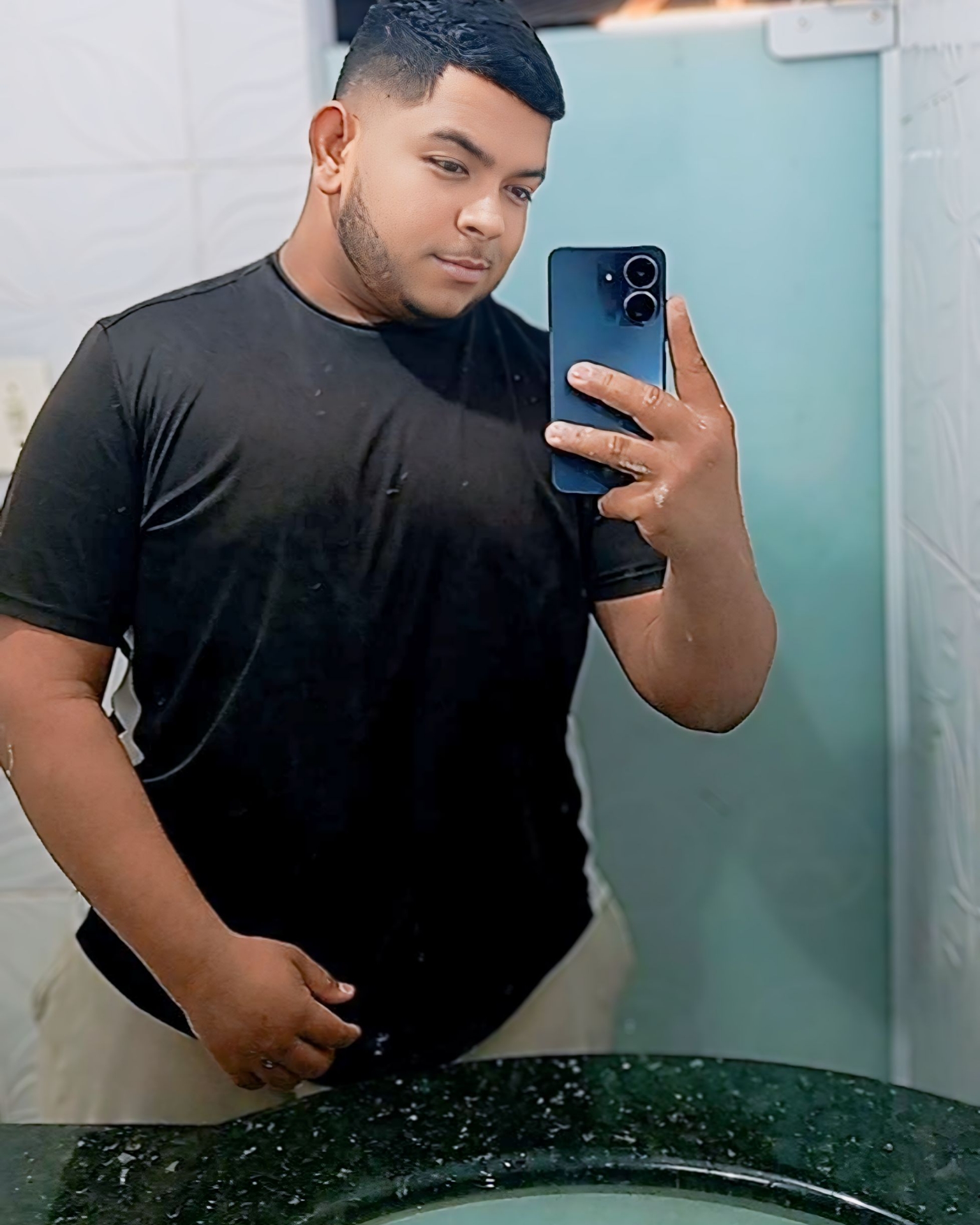 Tinder profile picture for @henryque