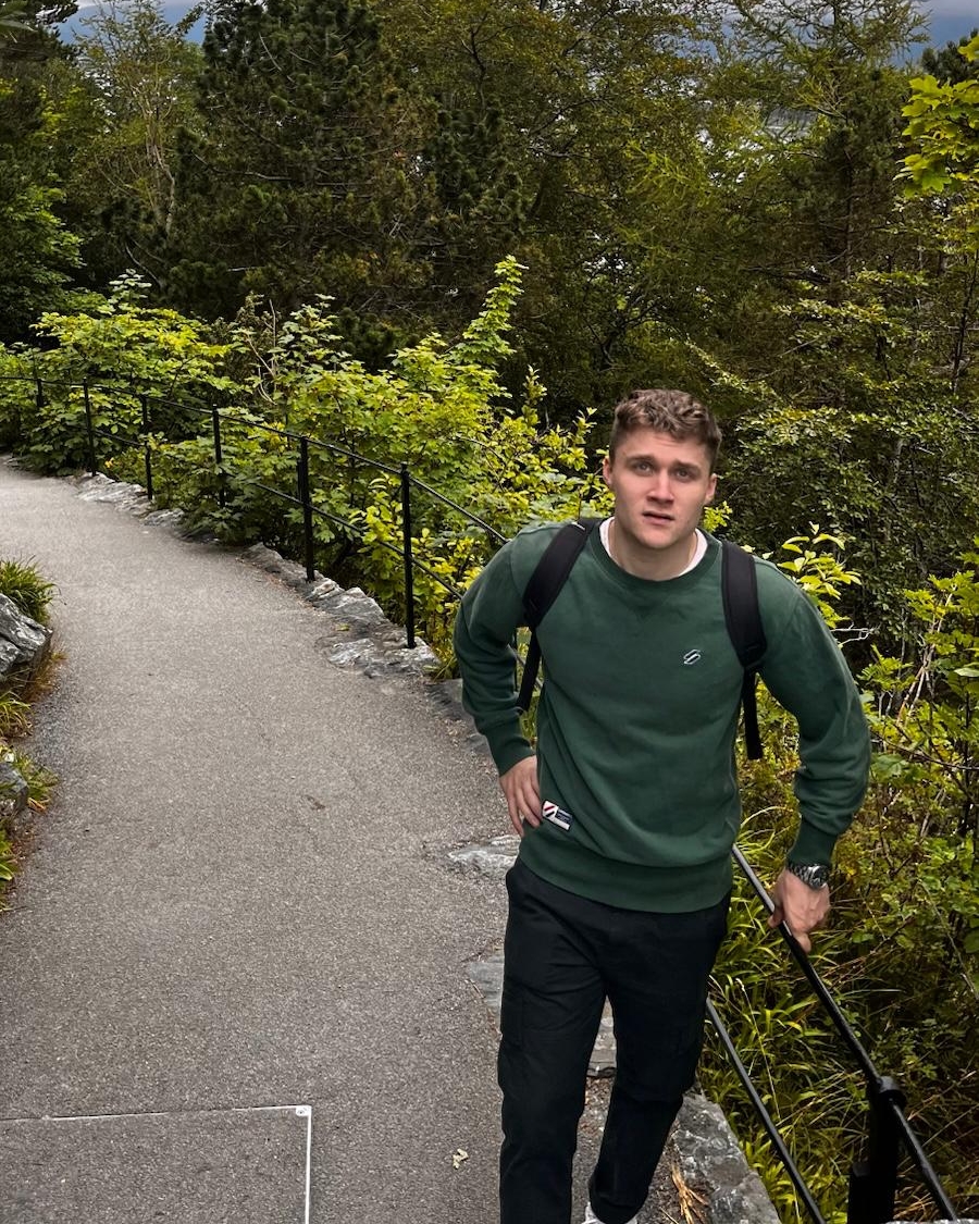 Tinder profile picture for @harryp
