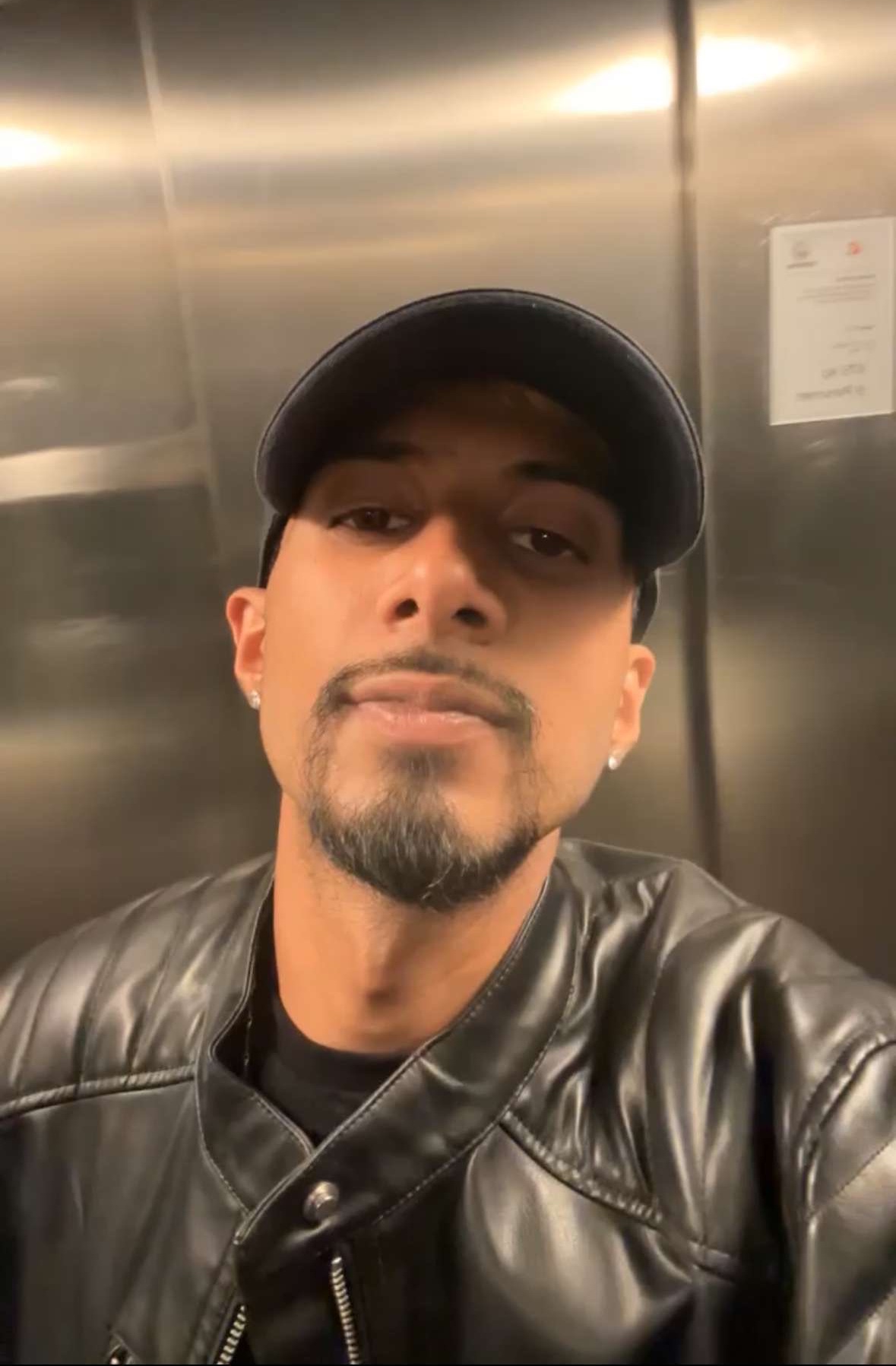 Tinder profile picture for @tharshnu