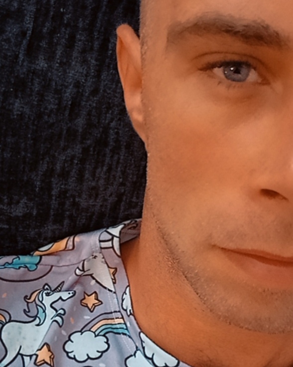 Tinder profile picture for @trillion