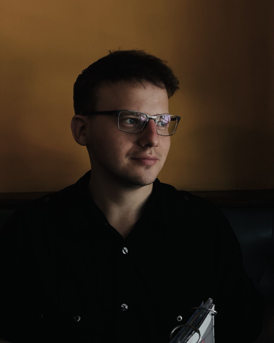 Tinder profile picture for @cameraman