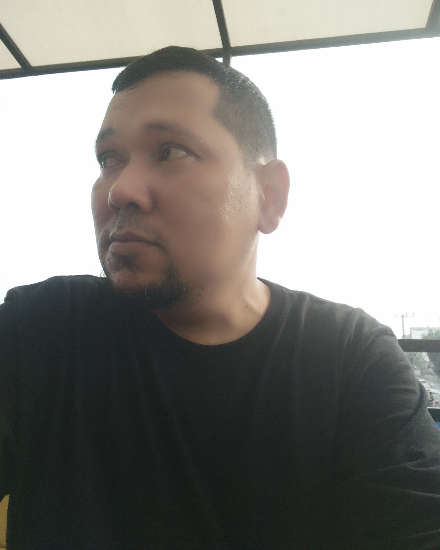 Tinder profile picture for @zunaidi