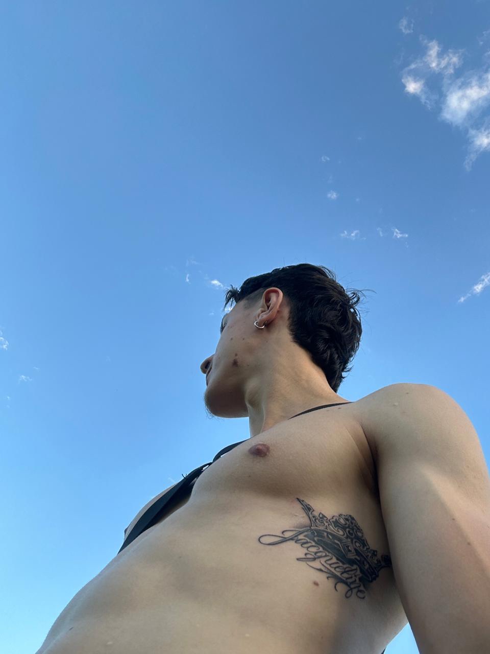 Tinder profile picture for @vitinho