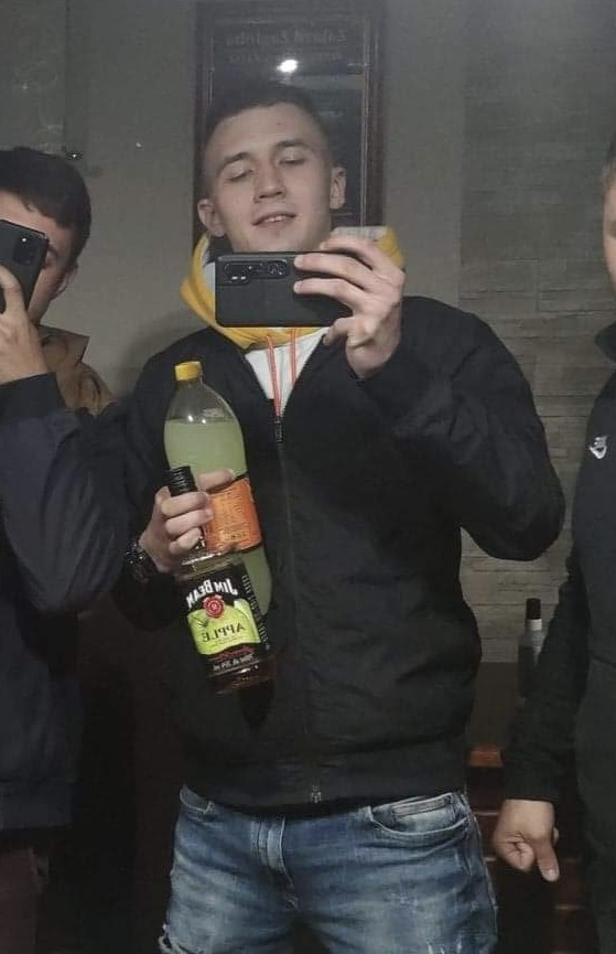 Tinder profile picture for @notes
