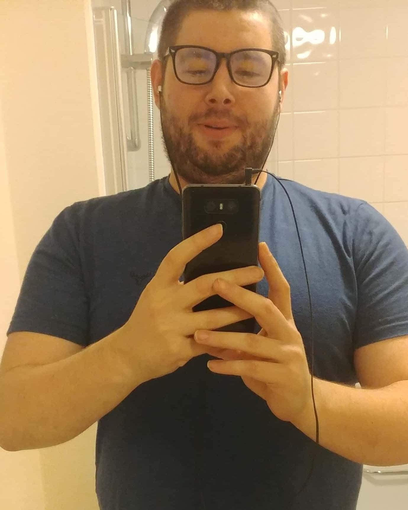 Tinder profile picture for @leo89