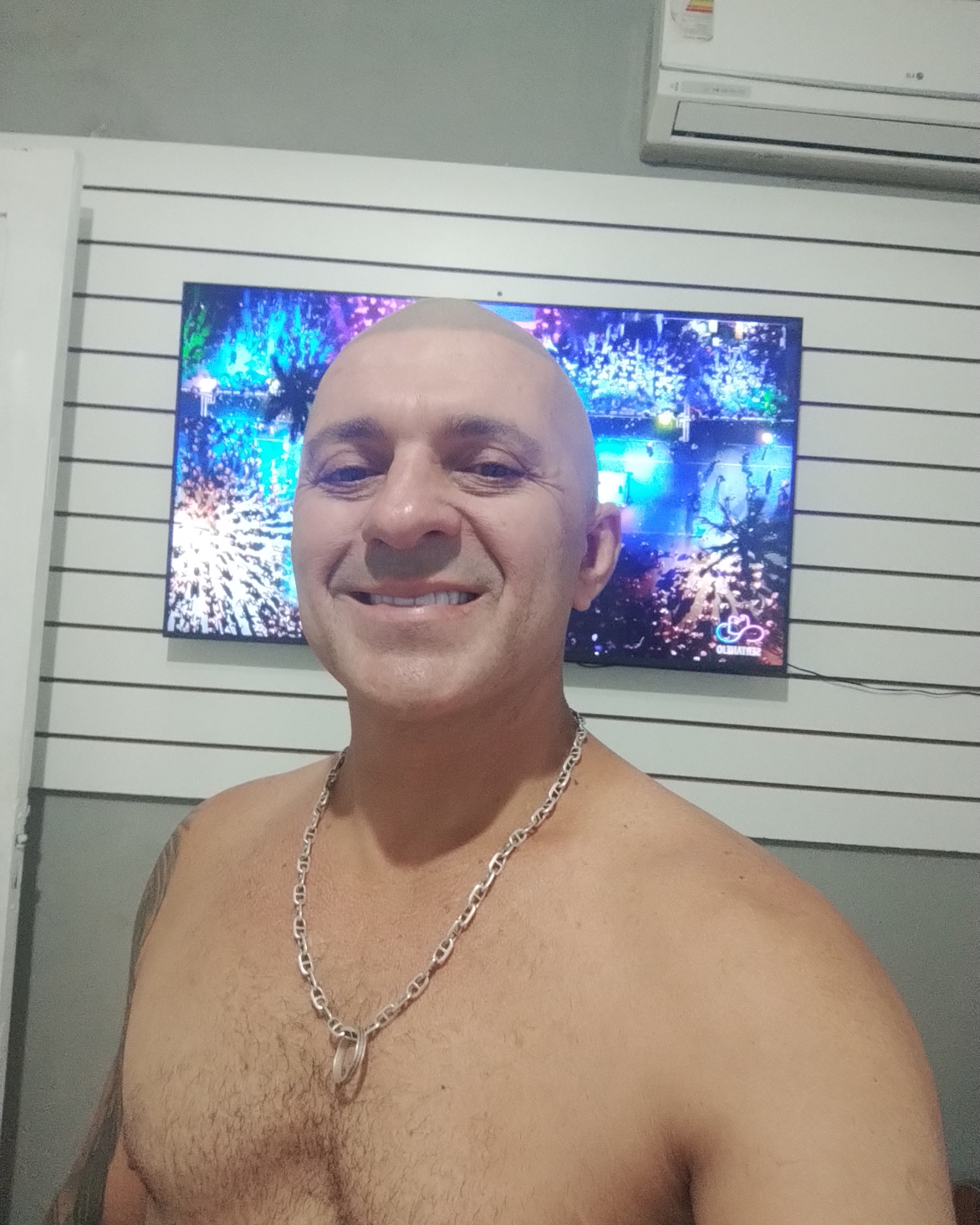 Tinder profile picture for @luiz