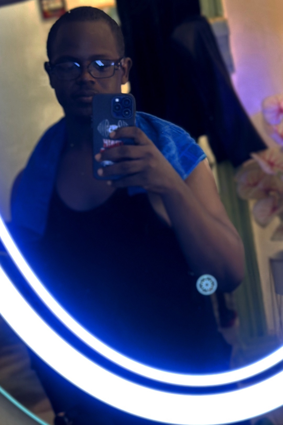 Tinder profile picture for @cashier