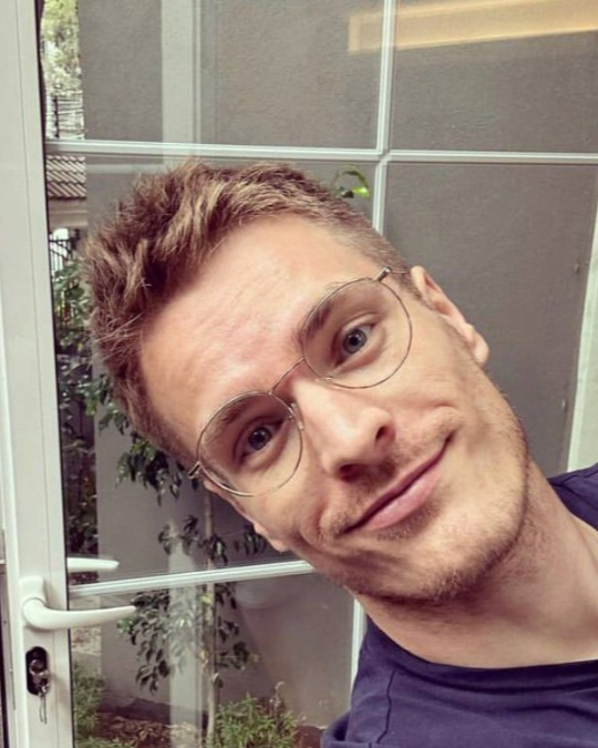 Tinder profile picture for @tom123