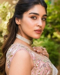 Tinder profile picture for @sakshi23