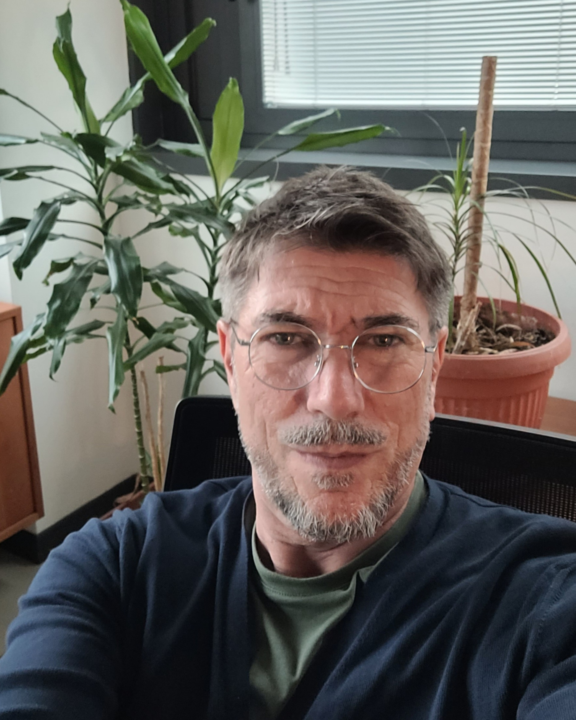 Tinder profile picture for @acrobat
