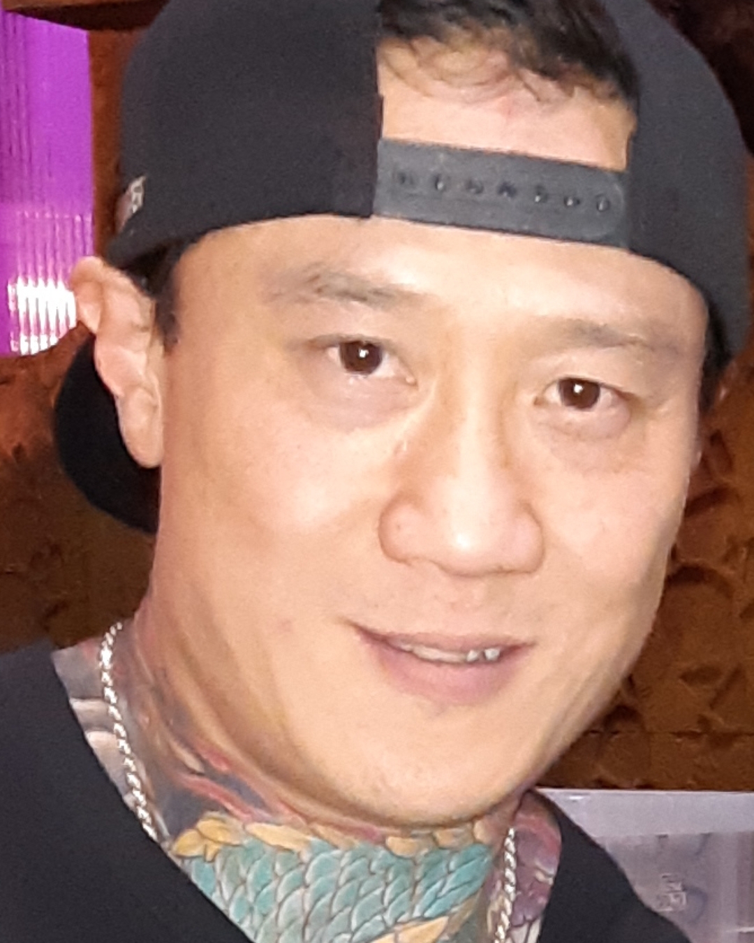 Tinder profile picture for @entertainer
