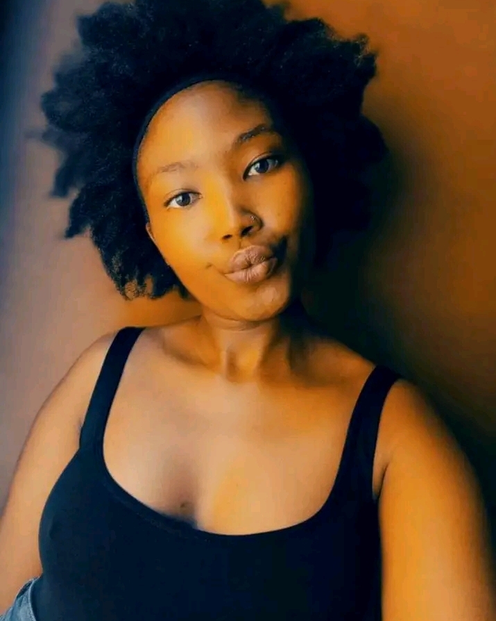 Tinder profile picture for @yonela