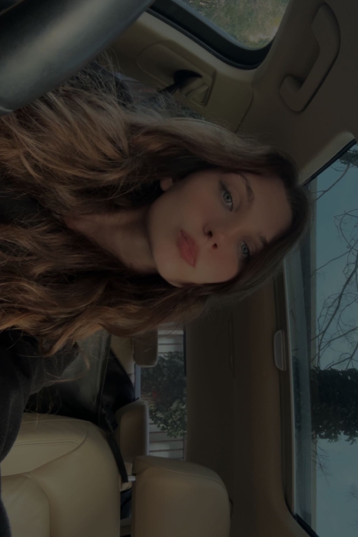 Tinder profile picture for @sis