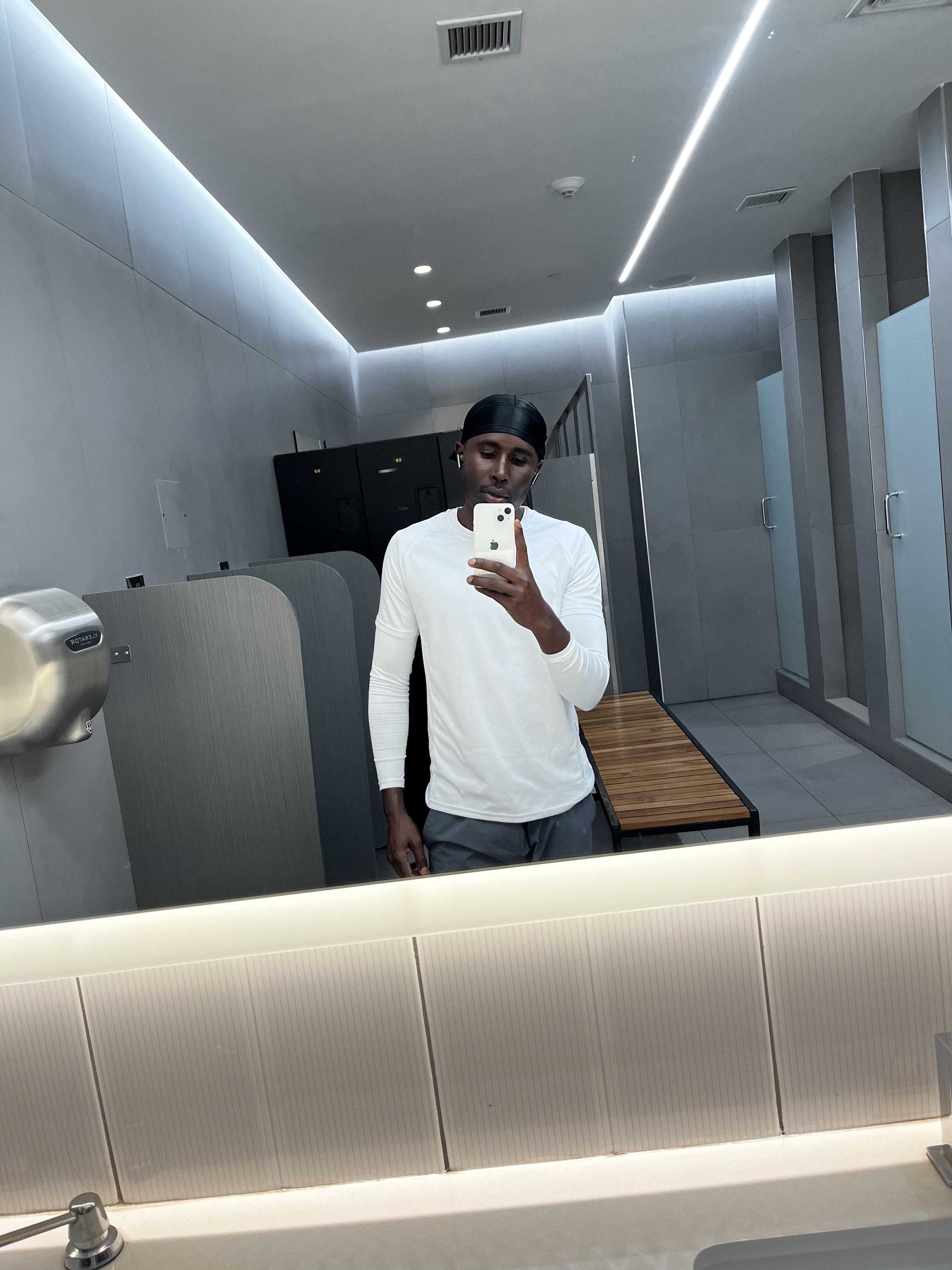 Tinder profile picture for @limos
