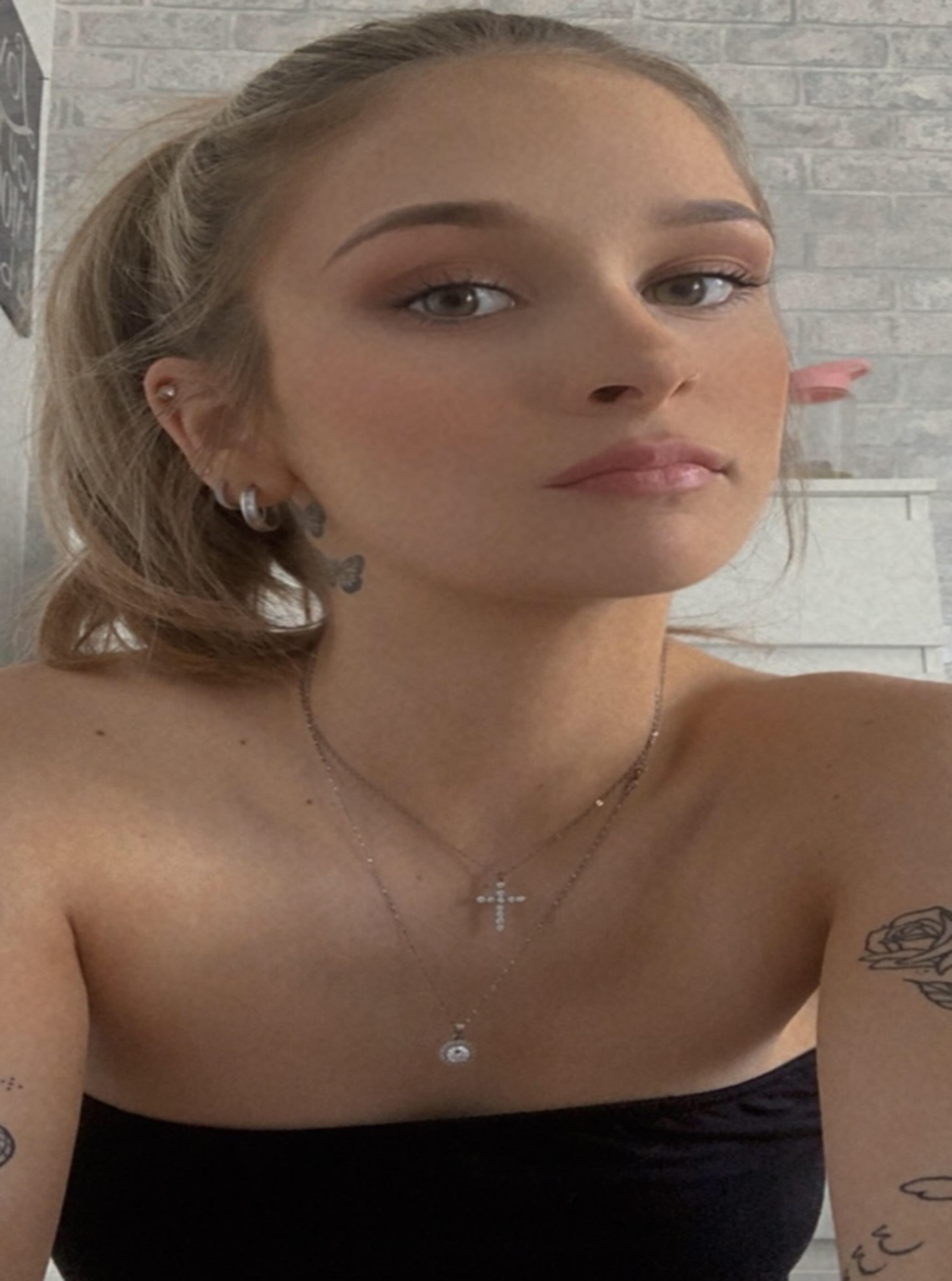 Tinder profile picture for @magazines