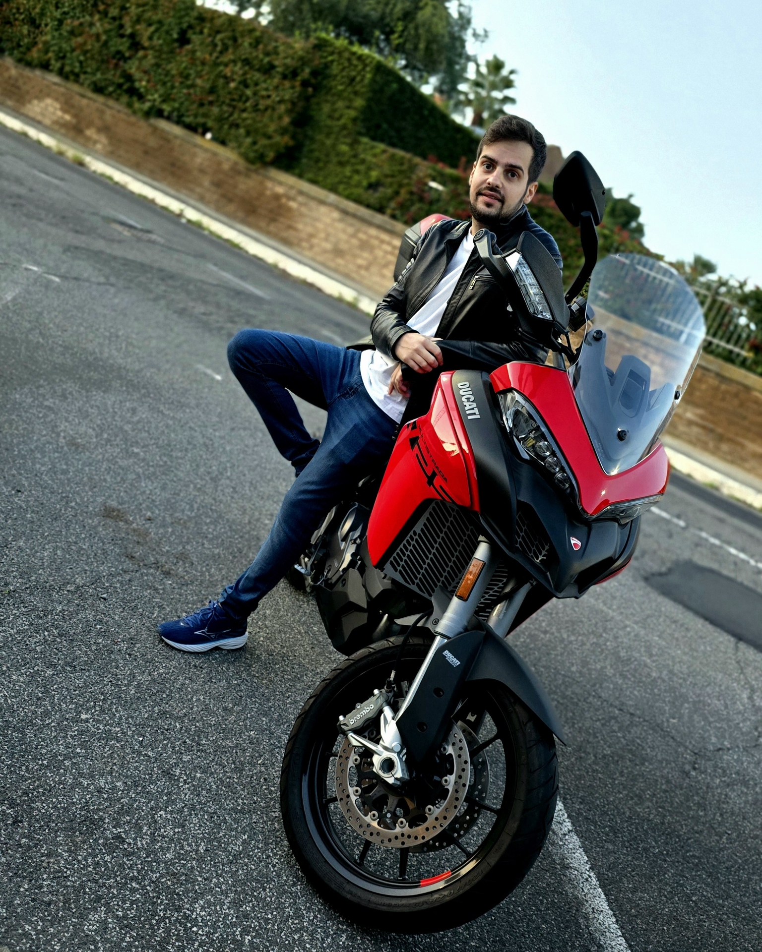 Tinder profile picture for @saul