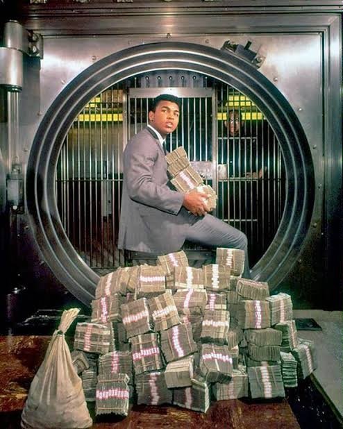 Tinder profile picture for @currency
