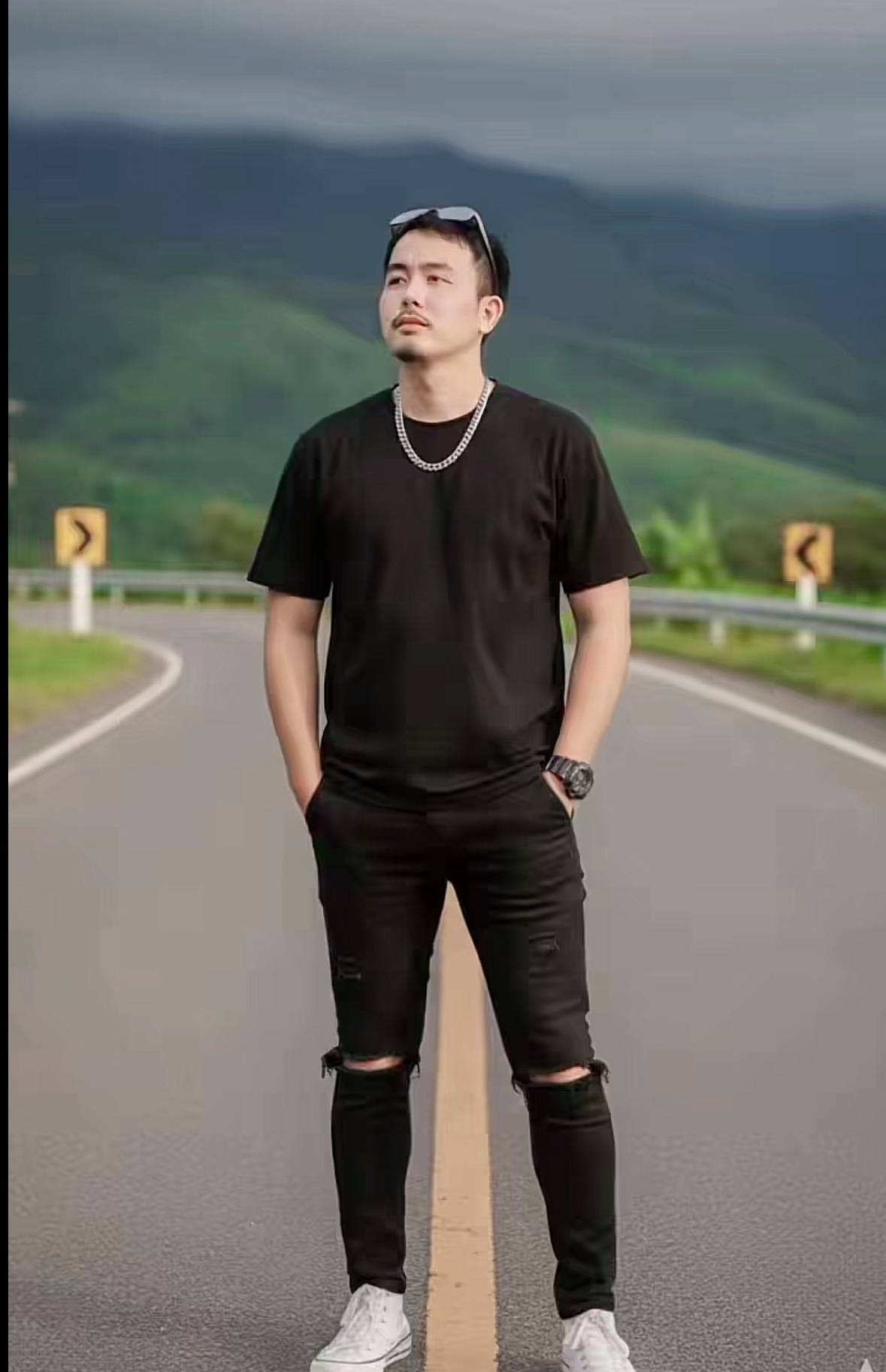 Tinder profile picture for @je
