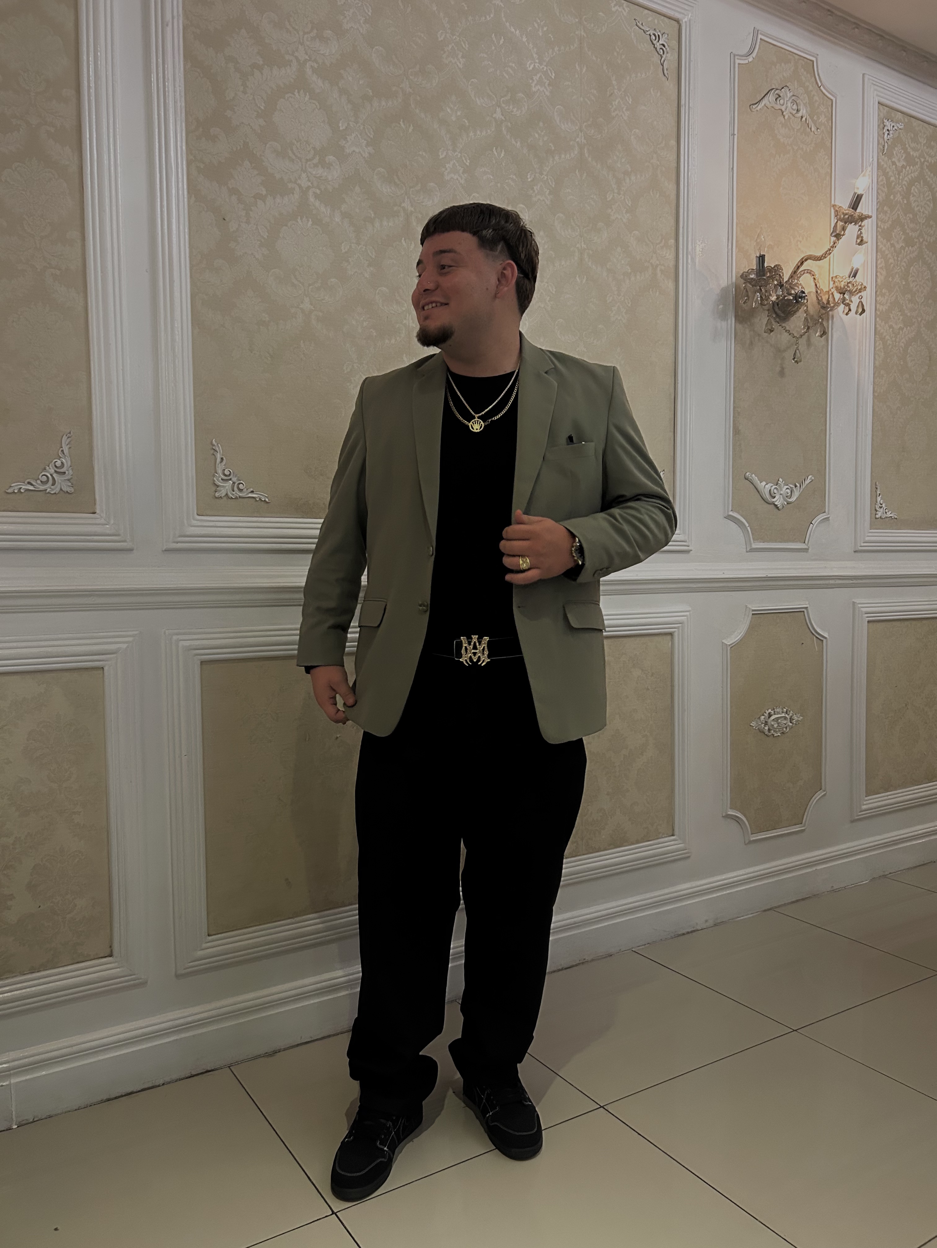 Tinder profile picture for @johanny