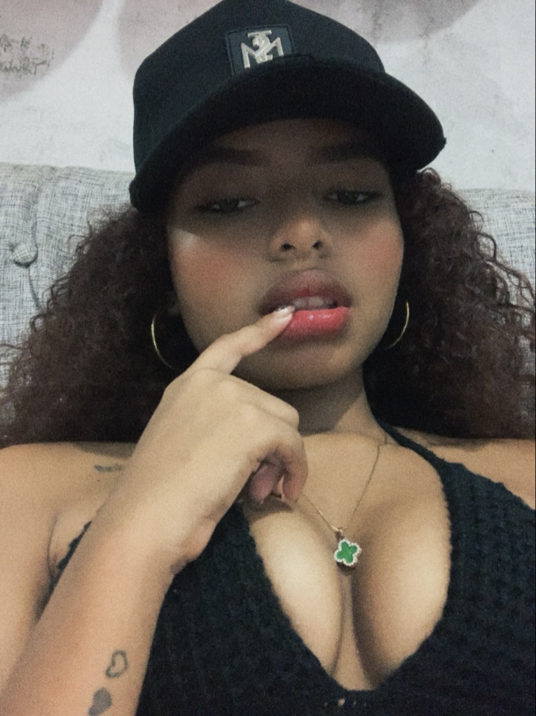 Tinder profile picture for @linda