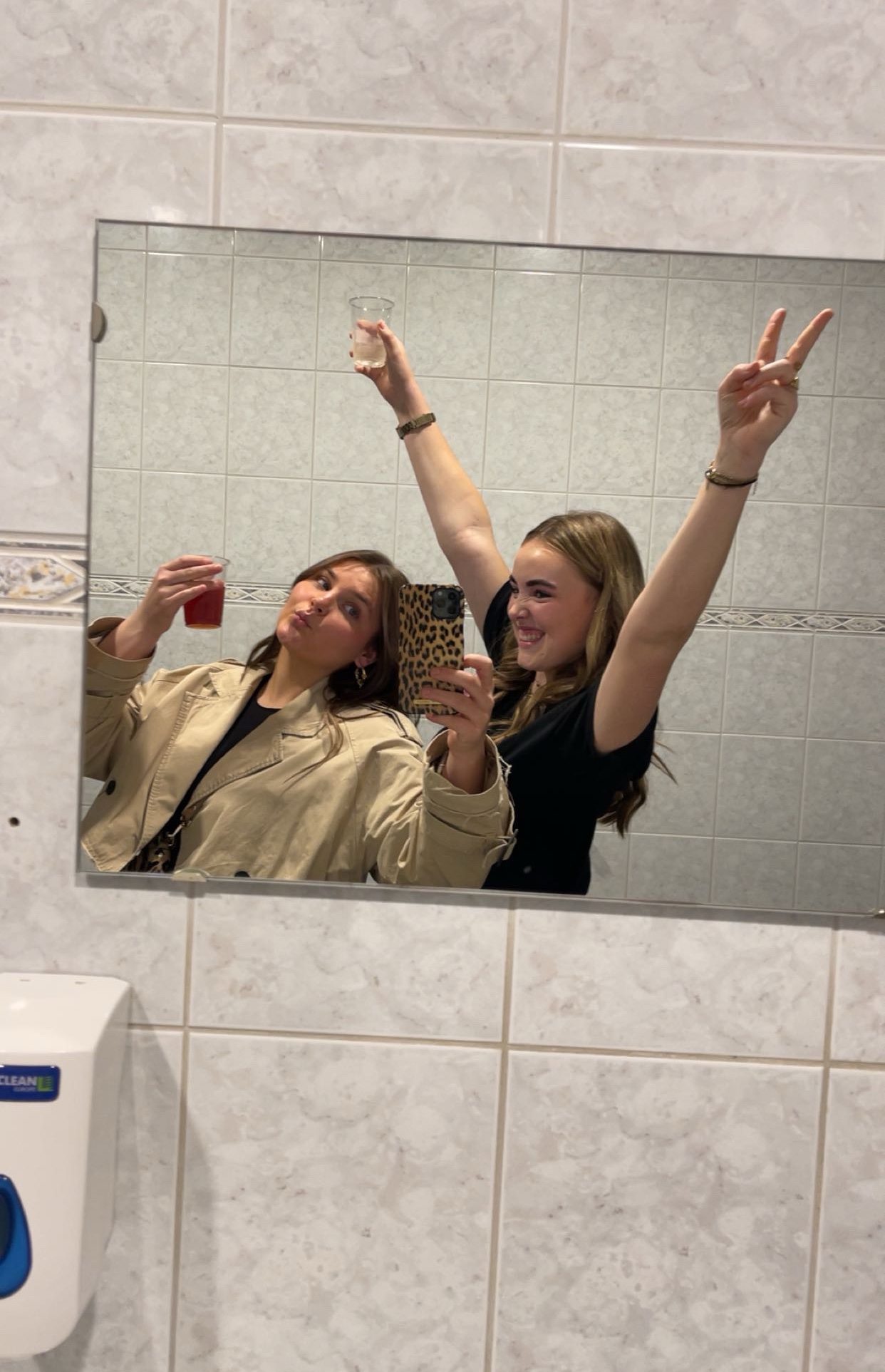 Tinder profile picture for @lois