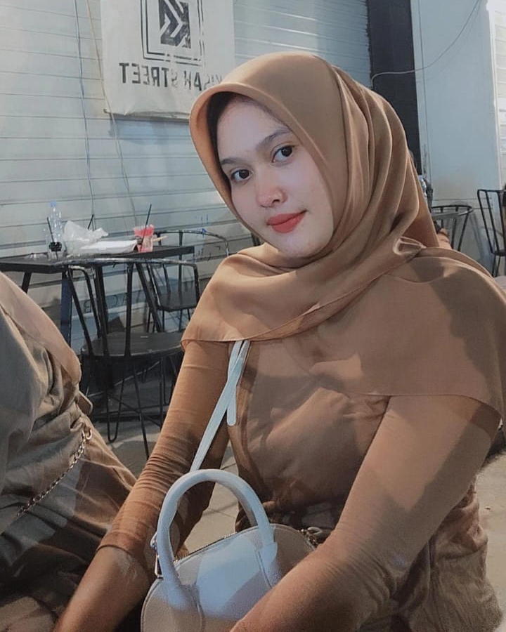 Tinder profile picture for @mutiara