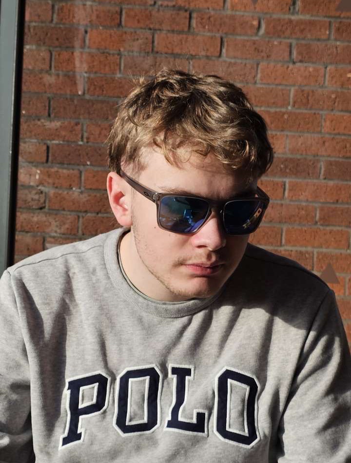 Tinder profile picture for @henrygrant