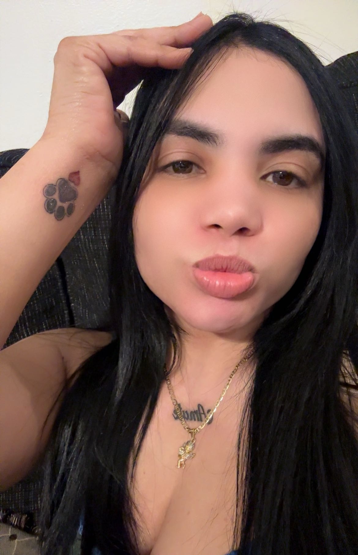Tinder profile picture for @bombshell