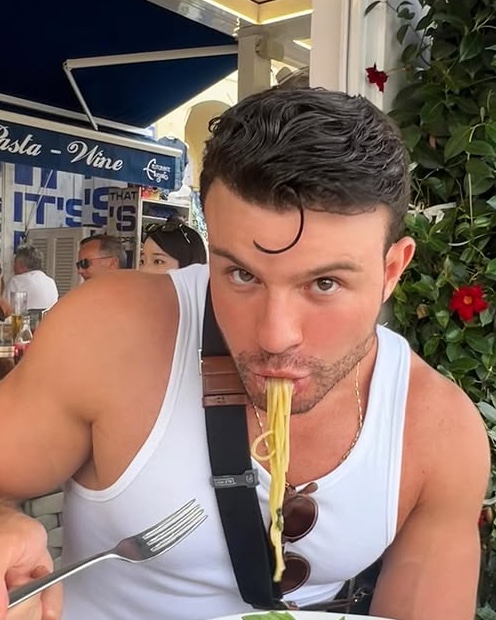 Tinder profile picture for @gymnastics