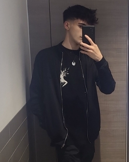 Tinder profile picture for @harryx