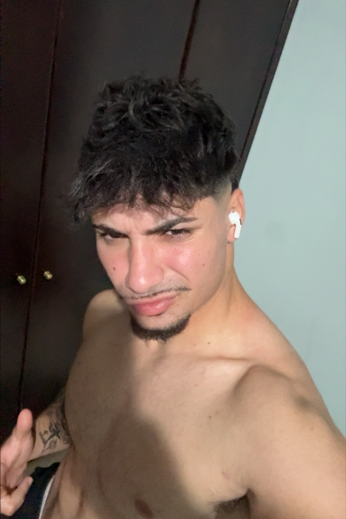 Tinder profile picture for @poyias